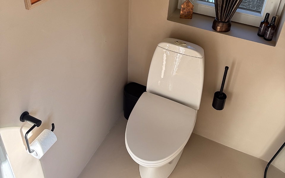 lille badevaerelse med microcement